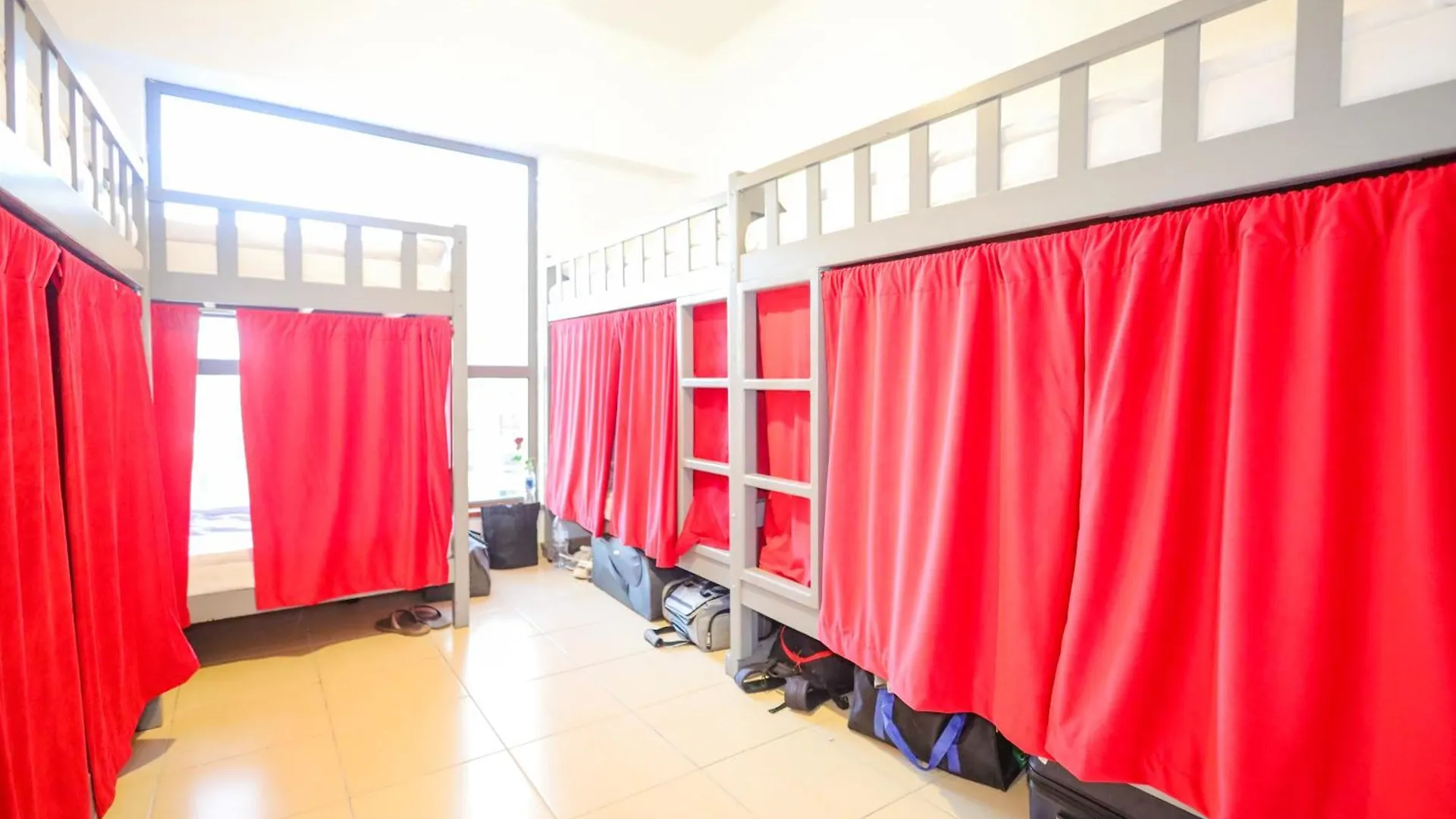 Lunar Hostel - Jbr Дубай