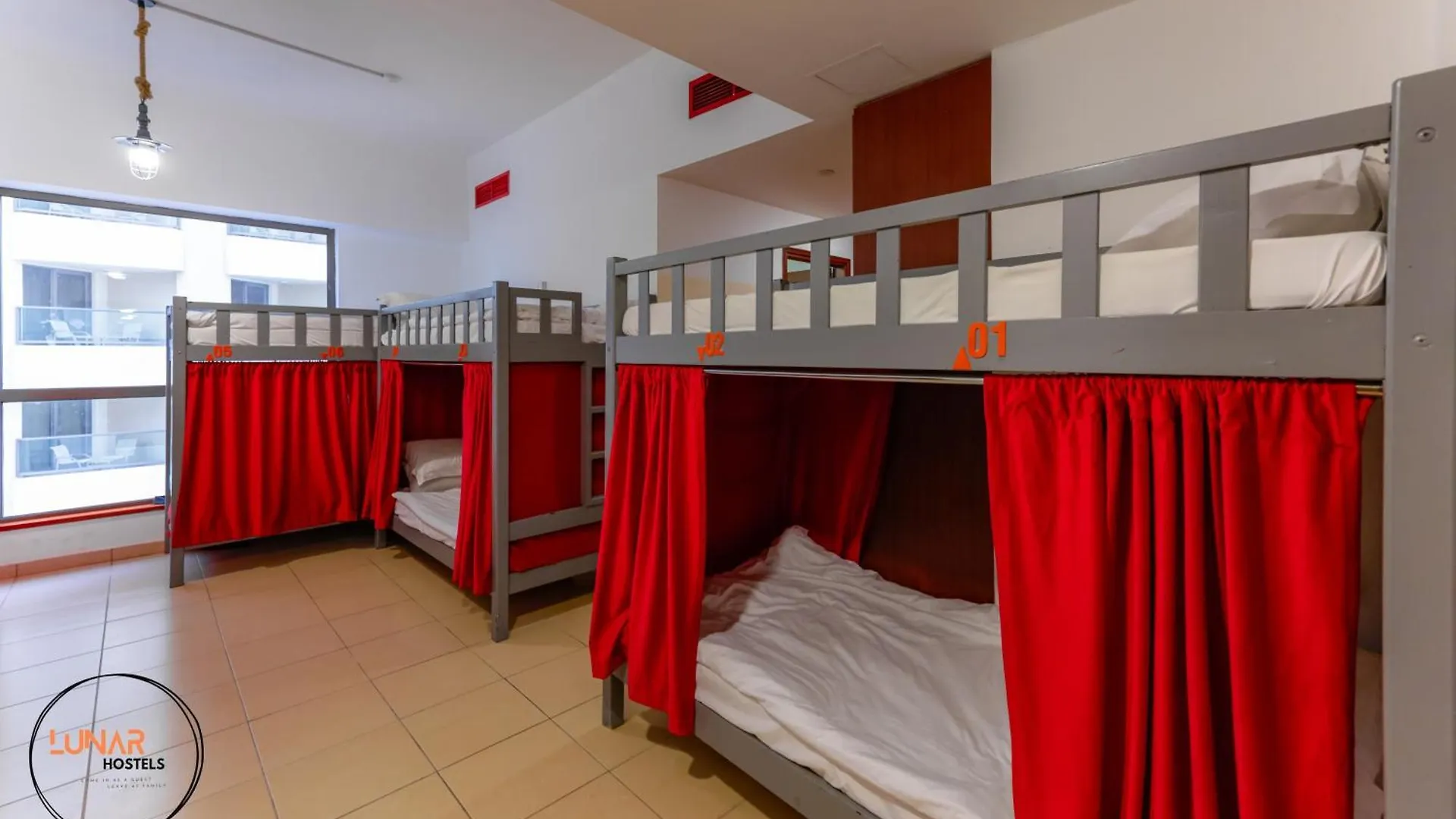 Lunar Hostel - Jbr Dubai Pansiyon
